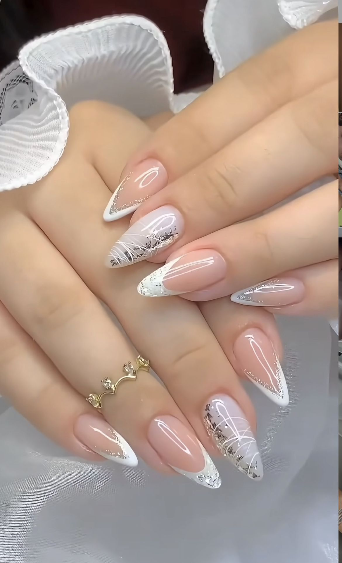Francesinha branca com glitter em unha em gel