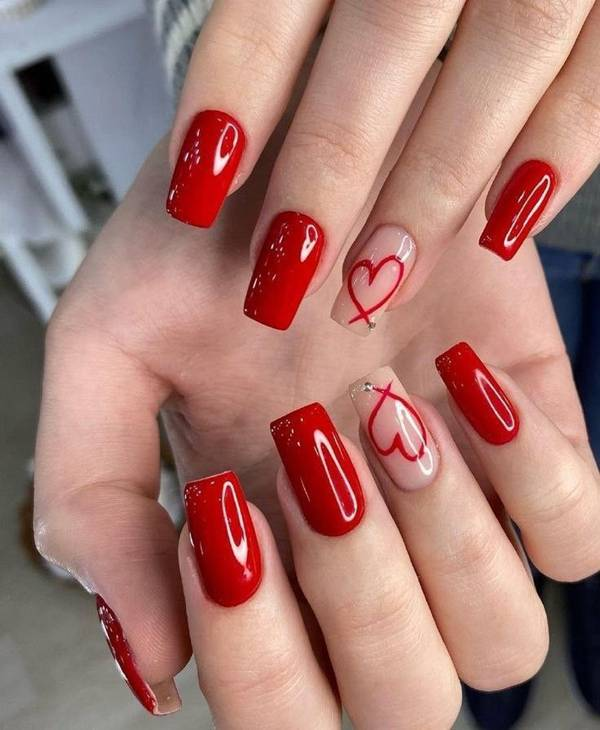 Nail art vermelha com coração em unha em gel